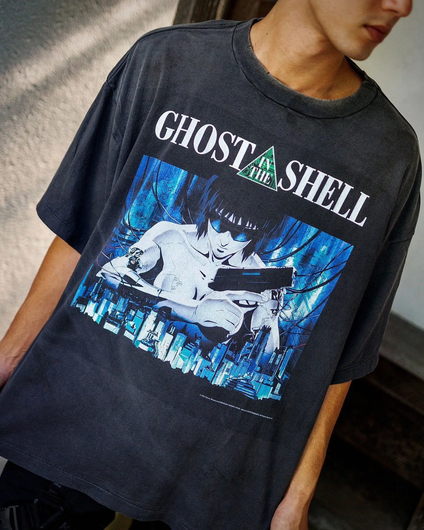 GHOST IN THE SHELL x SAINT Mxxxxxx SS TEE/BLK Classic big IP Ghost in the Shell co-branded model Sunglasses Motoko/Motoko character TEE Washed black S-XL Look for the cylindrical fabric without side seams. The opening is almost meaningless. Asut ready-made garments dyed. The whole piece is sprayed with Ma Liu. Re-spray heavy areas to fade. The collar and cuffs are frayed. Many places are broken. Oversized printing bits. Authentic level restored. Customized joint main mark/wash mark/with little angel anti-counterfeiting mark